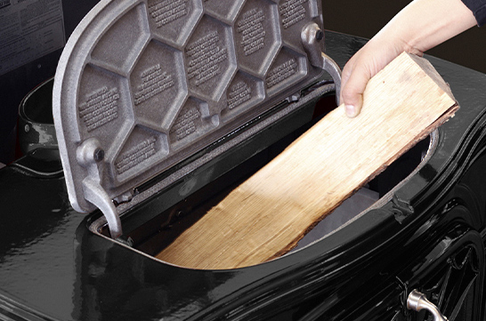 長い薪も簡単に投入できるトップローディング