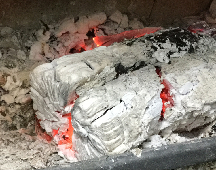 ドブレ ヴィンテージ50にて燃焼　途中で中薪をくべた影響もあり、３時間経っても燃え続けています